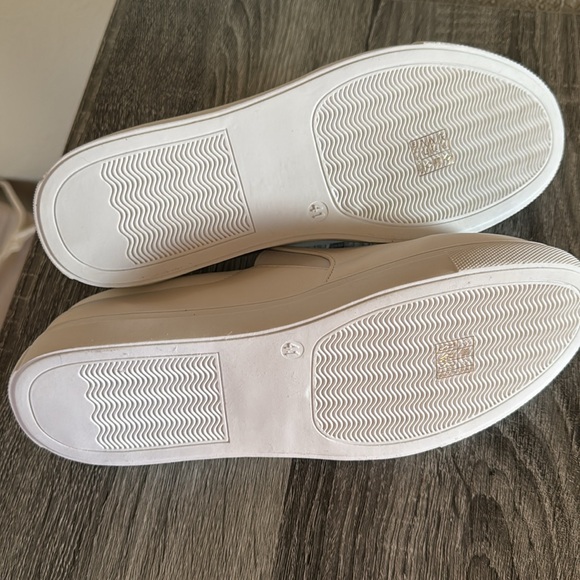 Like new women’s size 9.5 White Slip Ons - Picture 6 of 6